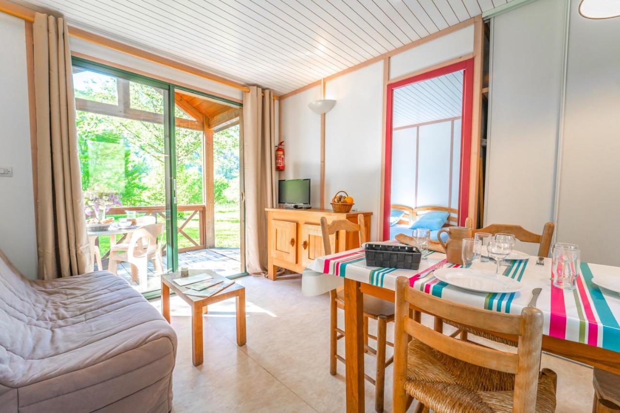 Saint-Germain-du-Teil Les Chalets De Booz מראה חיצוני תמונה